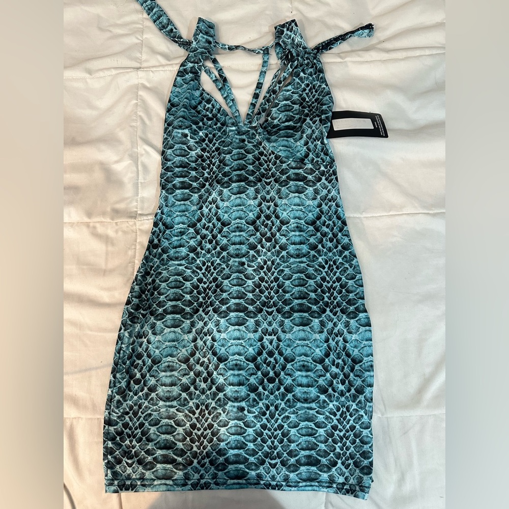 PrettyLittleThing- Blue Snake Print Bodycon Dress
